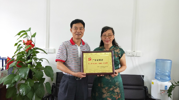 1532055841629468.jpg 林宇为三亿体育法学系教工党支部授牌.JPG